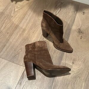 Vince suede veto cuoio pull on pointed toe boots
